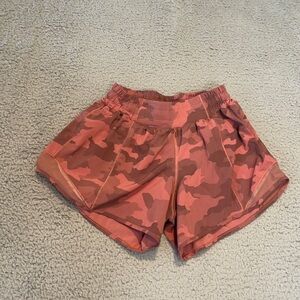 Lululemon Hotty Hot Low Rise Short 
Heritage 365 Camo Brier Rose Multi / Size 4